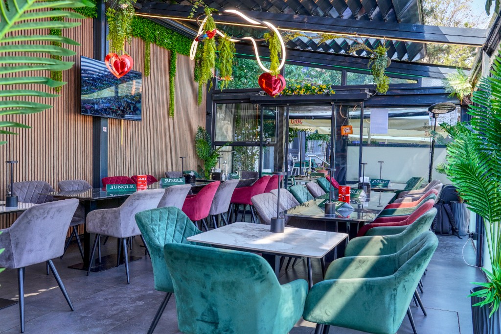 Terasă Jungle Bistro cu neon, televizor și fotolii verde și gri